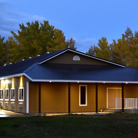 The Lion Inn & Suites Chetwynd Extérieur photo