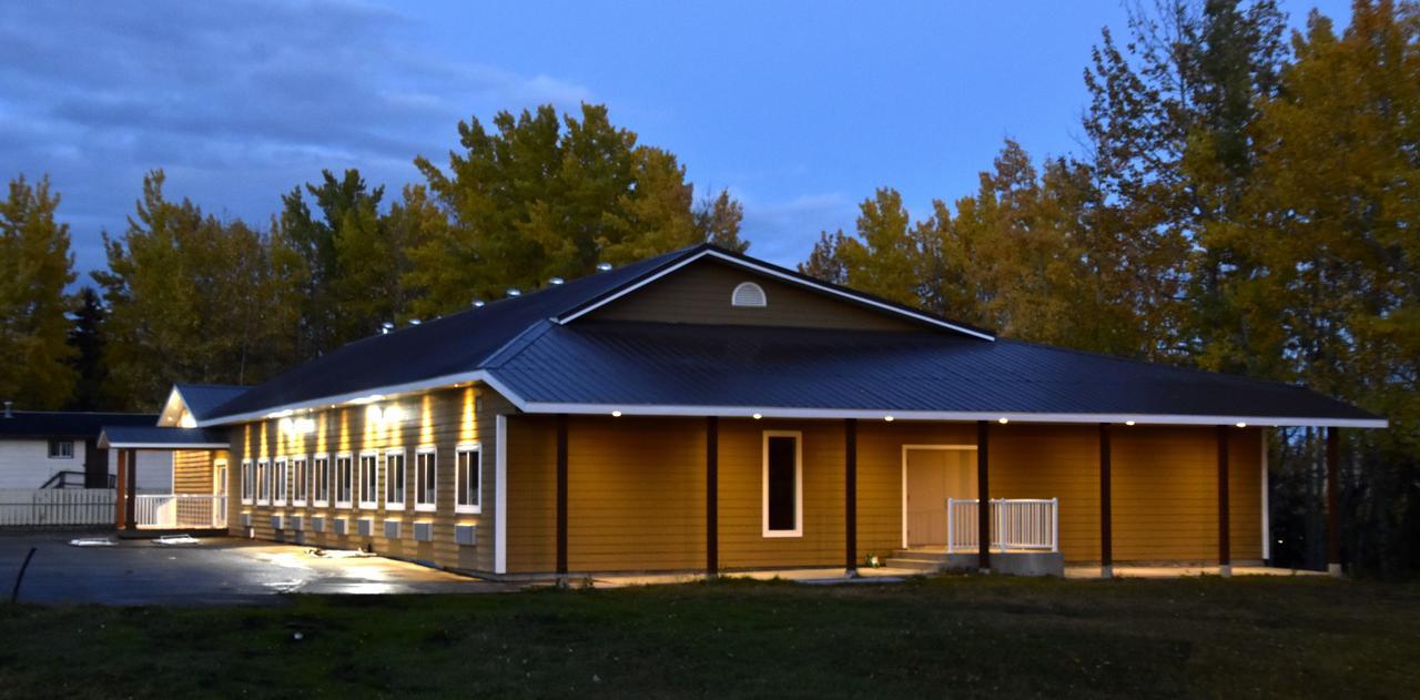 The Lion Inn & Suites Chetwynd Extérieur photo