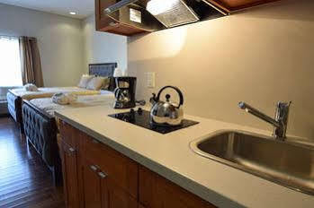 The Lion Inn & Suites Chetwynd Extérieur photo